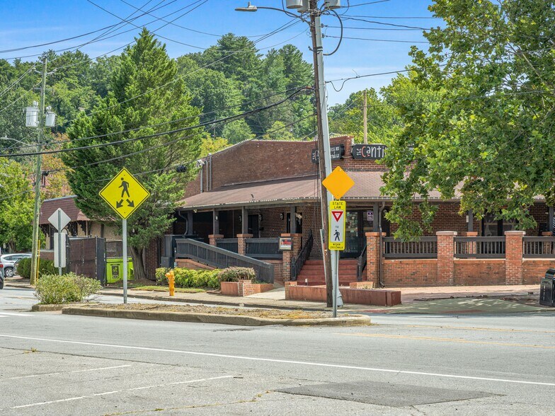 10 Biltmore Plz, Asheville, NC à louer - Photo du bâtiment - Image 2 de 32