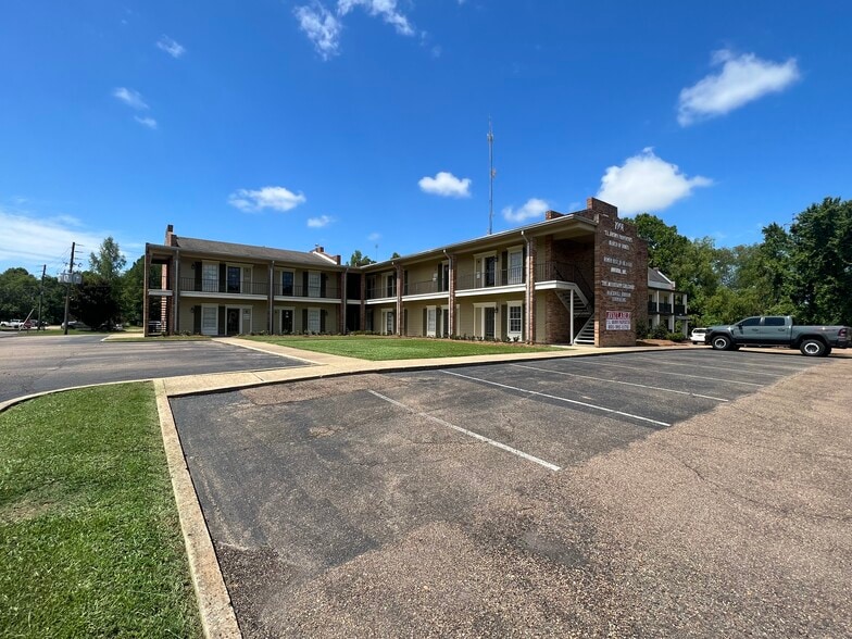 1991 Lakeland Dr, Jackson, MS for sale - Building Photo - Image 1 of 5