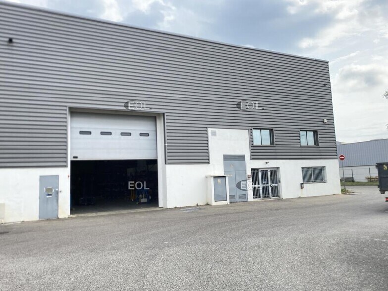 Industrial in Chassieu for lease - Building Photo - Image 1 of 15