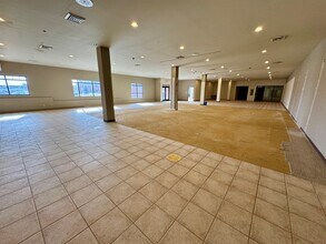 735 N Perryville Rd, Rockford, IL à louer Photo du bâtiment- Image 2 de 4