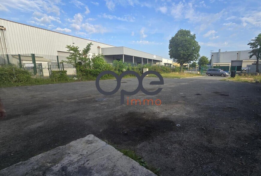 Industrial in SAINT-OUEN-L'AUMONE for sale - Building Photo - Image 2 of 8
