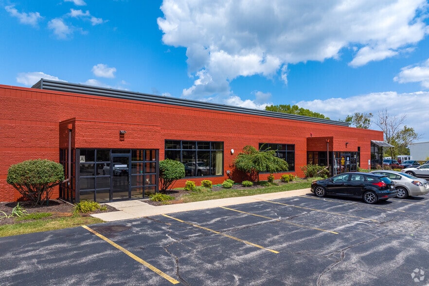1930 W Bluemound Rd, Waukesha, WI for lease - Building Photo - Image 3 of 11