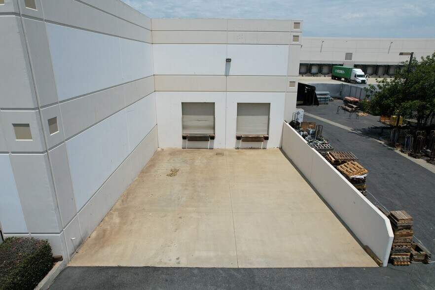 1689 S Parco Ave, Ontario, CA à vendre - Photo du bâtiment - Image 3 de 11