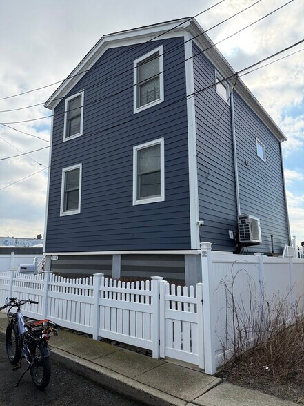 308 E 8th Rd, Far Rockaway, NY à vendre - Photo du bâtiment - Image 3 de 6