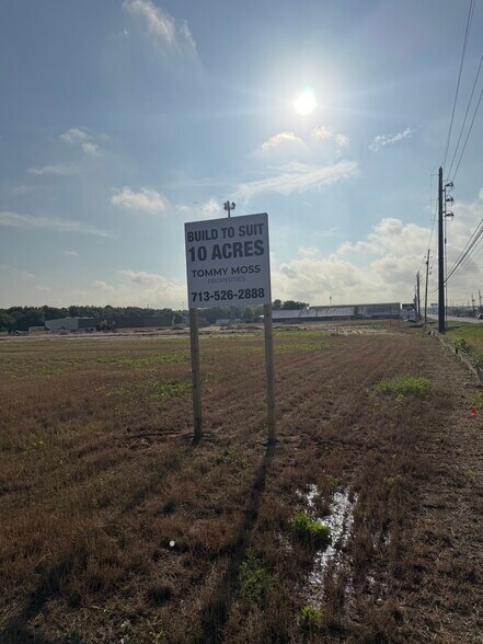 1201 E 1st St, Humble, TX à louer - Photo du bâtiment - Image 2 de 10