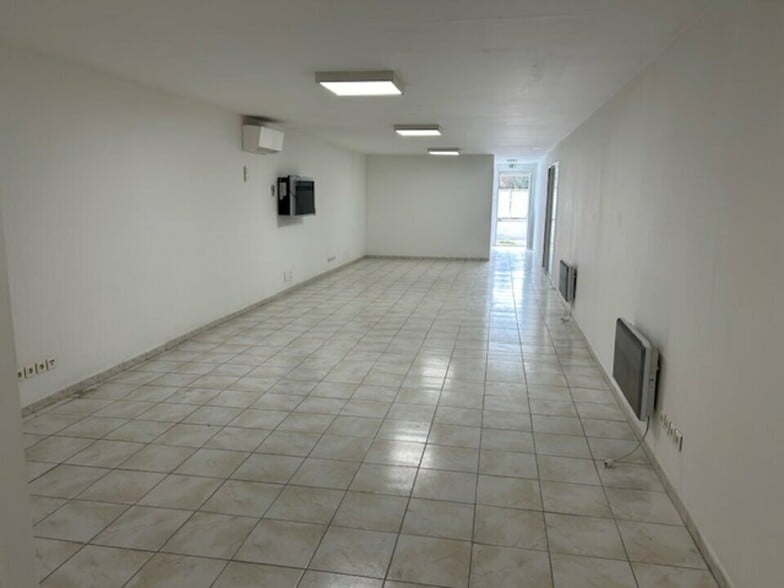 Flex in PLAN-D'ORGON for lease - Interior Photo - Image 3 of 6