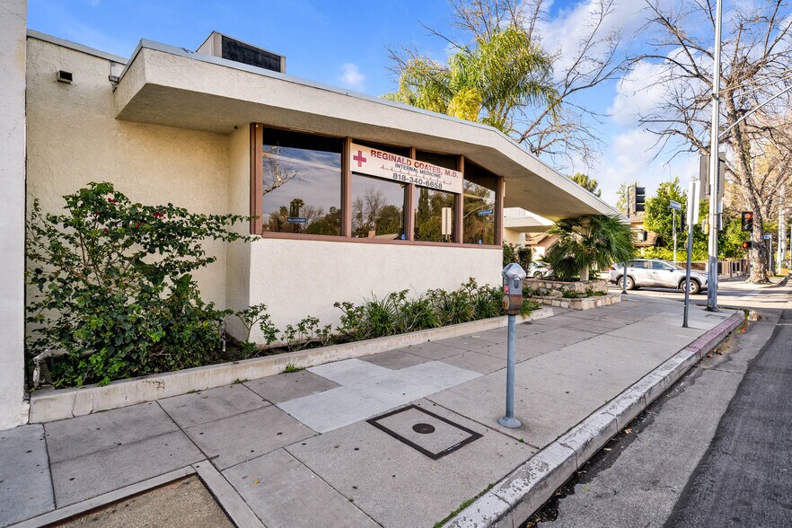 7257-7259 Owensmouth Ave, Canoga Park, CA à louer - Photo du bâtiment - Image 3 de 8