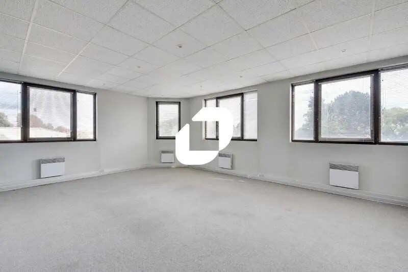 Office in Vitry-sur-Seine for lease - Interior Photo - Image 2 of 21