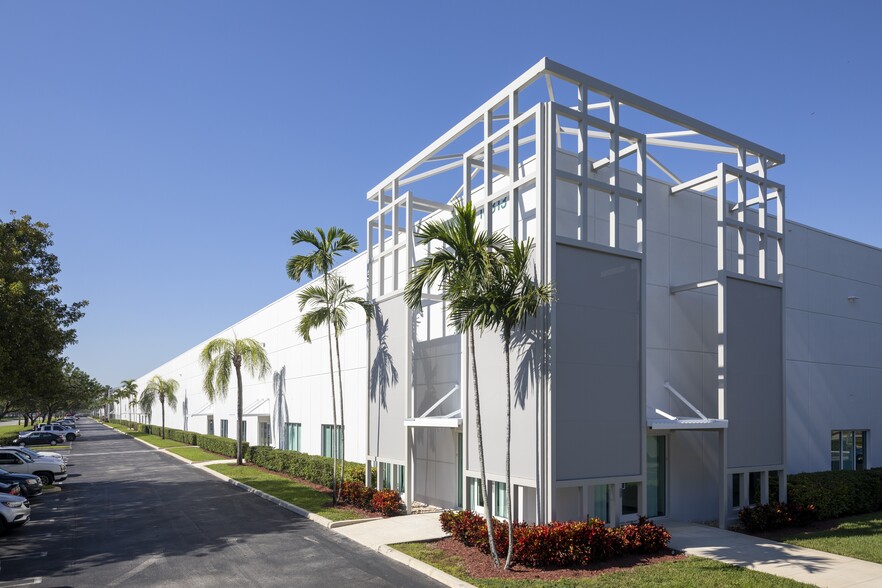 10813 NW 30th St, Miami, FL for lease - Building Photo - Image 2 of 5