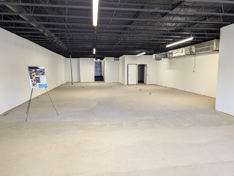 11223-11231 Jasper Ave NW, Edmonton, AB for lease - Building Photo - Image 2 of 6