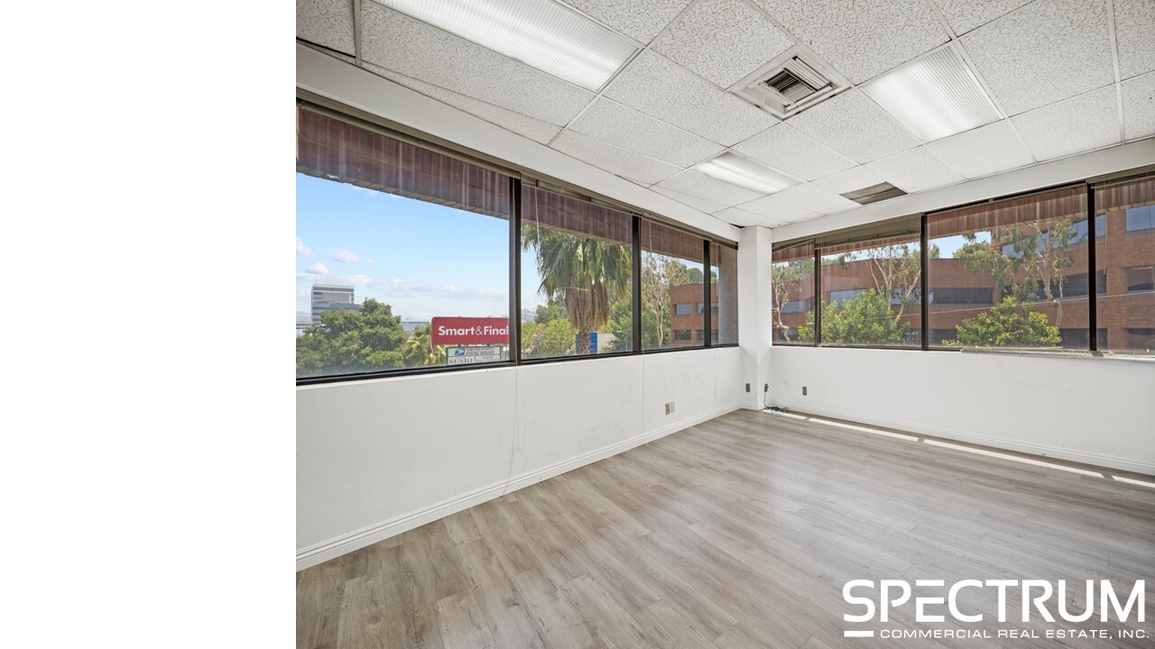 16861 Ventura Blvd, Encino, CA for lease Interior Photo- Image 1 of 5