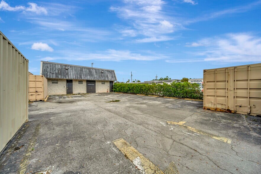67 NW 166th St, North Miami Beach, FL à vendre - Photo du bâtiment - Image 3 de 32