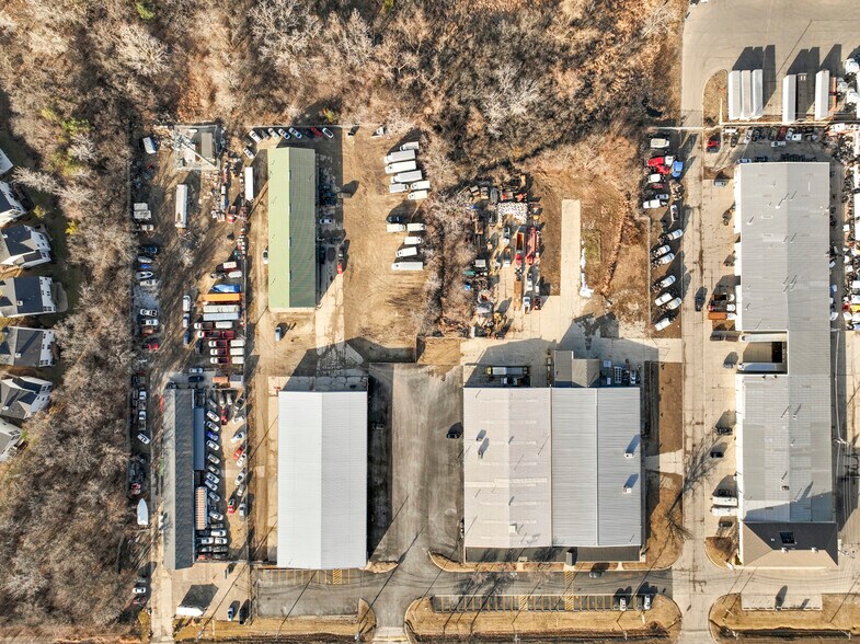 Lake Bluff Industrial/IOS/Sports-Rec portefeuille de 3 propriétés à vendre sur LoopNet.ca - Aérien - Image 3 de 6