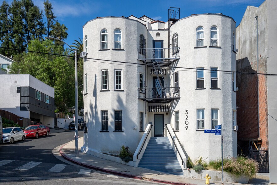 3209 Descanso Dr, Los Angeles, CA à vendre - Photo du bâtiment - Image 2 de 17