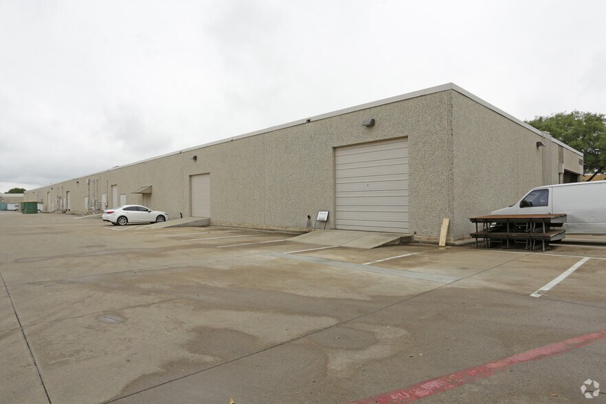 6012 Campus Circle Dr W, Irving, TX à louer - Photo du bâtiment - Image 3 de 7