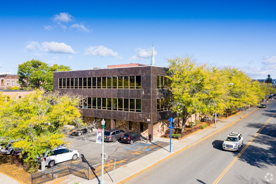 1801 6th Ave, Troy, NY à louer - Photo principale - Image 1 de 8