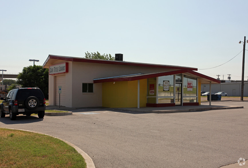 1605 S Interstate 35E, Carrollton, TX à louer - Photo du bâtiment - Image 3 de 4