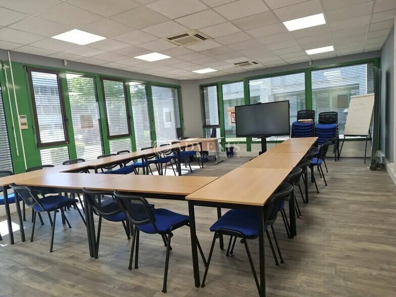 Bureau dans Bron à louer - Photo du bâtiment - Image 2 de 9