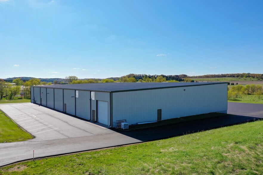 7467 Kent Ave, Eau Claire, WI à louer - Photo du bâtiment - Image 3 de 7