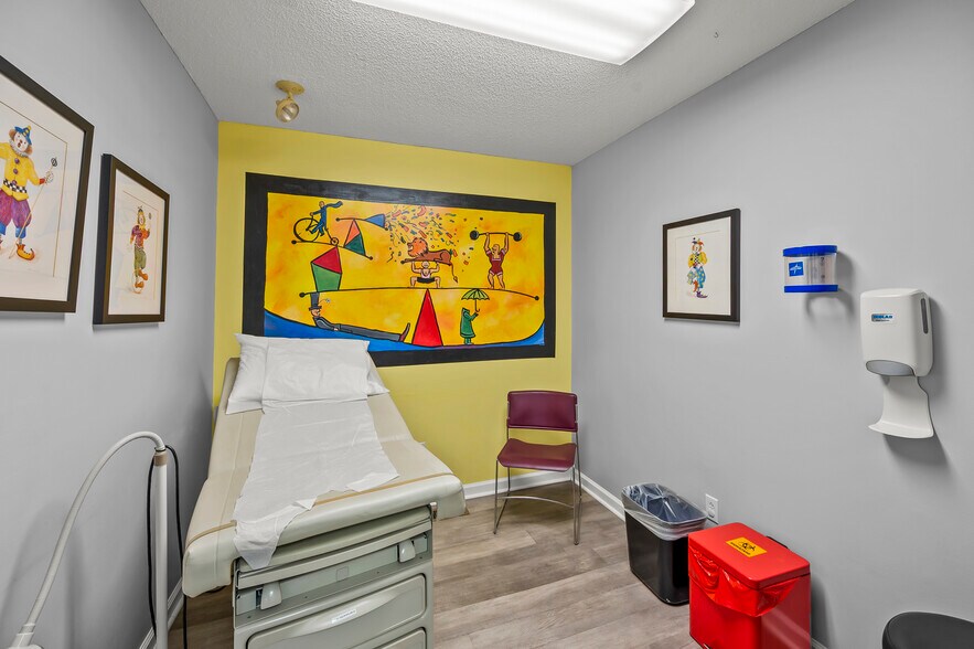 1940 Briarwood Dr, Hickory, NC à vendre - Photo du bâtiment - Image 3 de 6