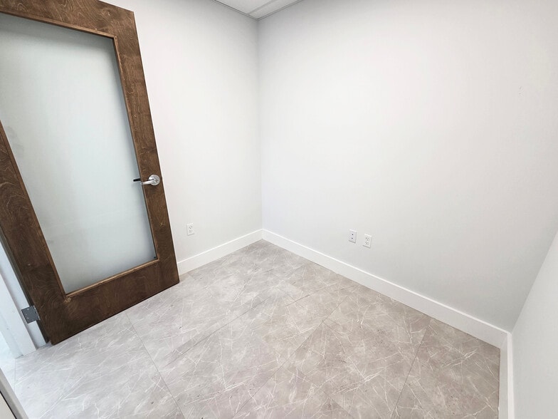 500 SE Osceola St, Stuart, FL for lease - Building Photo - Image 3 of 7