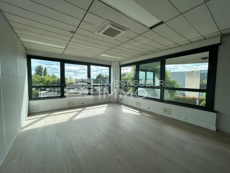 Flex in Le Mesnil-Amelot for lease - Building Photo - Image 3 of 9