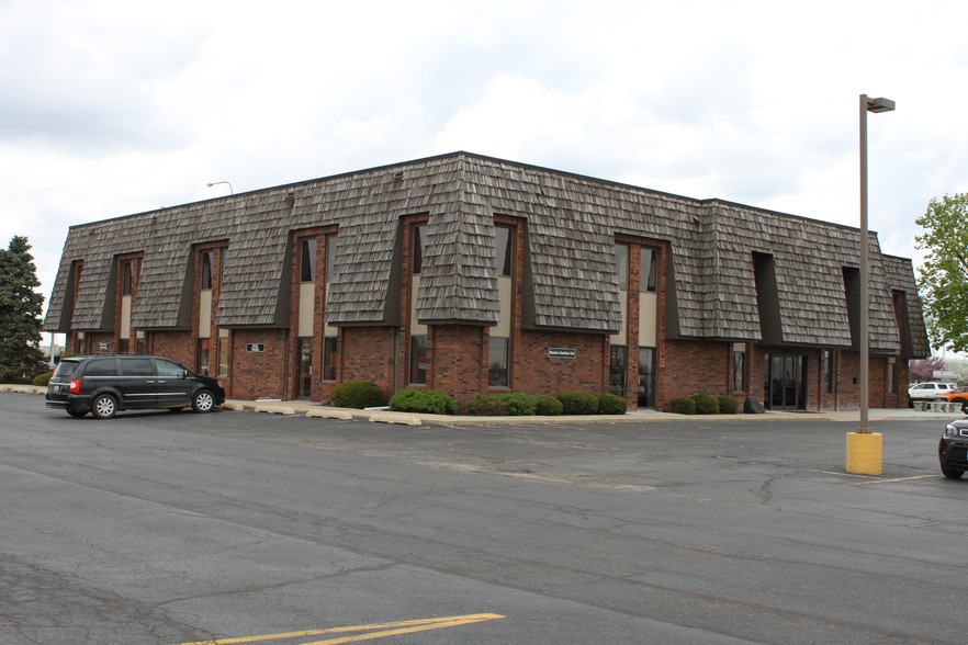 7820 N University St, Peoria, IL for lease - Building Photo - Image 1 of 12