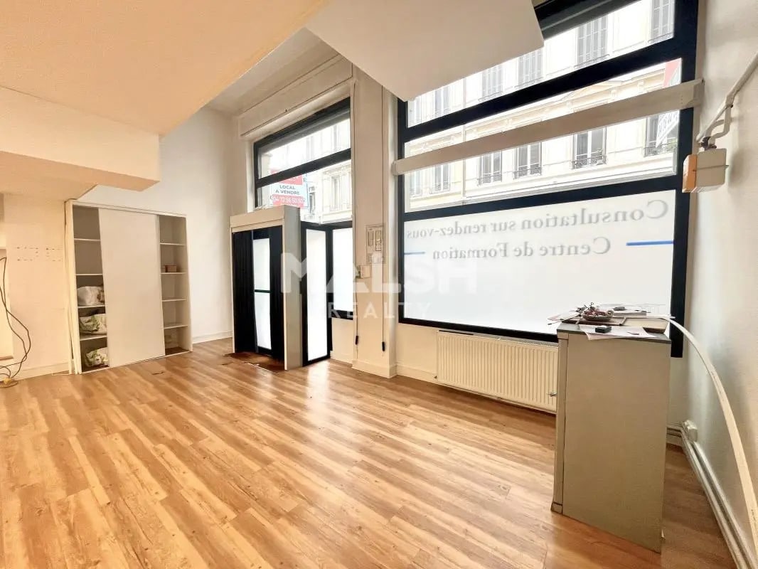 Retail in Lyon for sale Interior Photo- Image 1 of 11