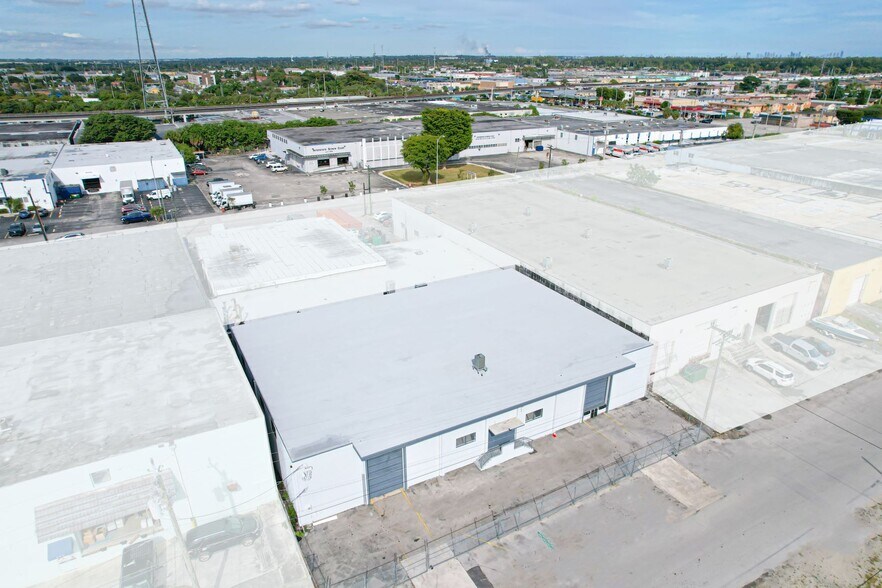 507 W 17th St, Hialeah, FL à vendre - Photo du bâtiment - Image 2 de 6
