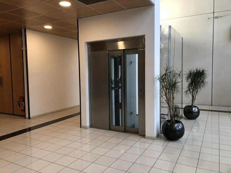 Bureau dans Poissy à louer - Photo du bâtiment - Image 3 de 8