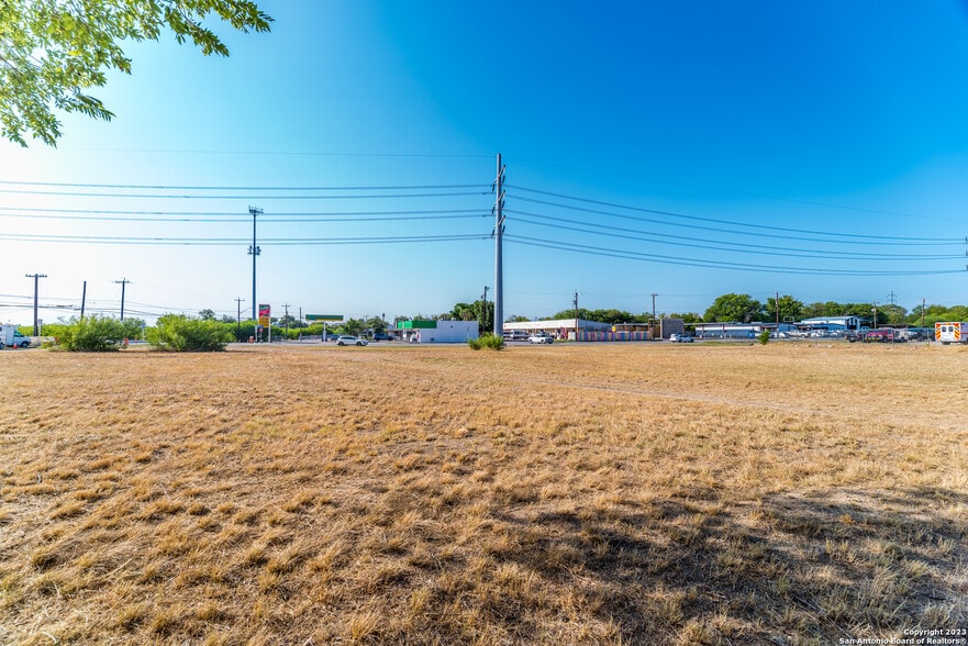 5523 Binz Engleman Rd, Kirby, TX à vendre - Photo du bâtiment - Image 2 de 5