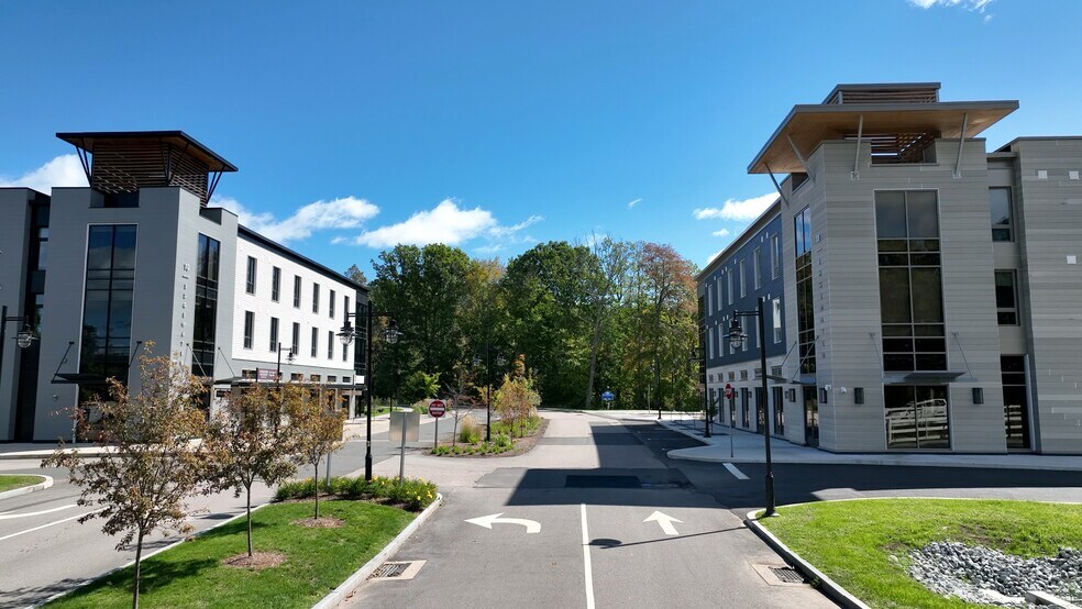 11 Edgewater Cir, East Hampton, CT à louer - Photo du bâtiment - Image 3 de 45