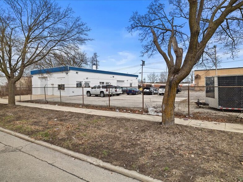 7740 W Florist Ave, Milwaukee, WI à vendre - Photo du bâtiment - Image 3 de 18