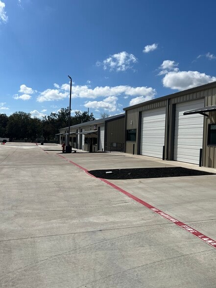 2711 Daisy Dr, Austin, TX for lease - Building Photo - Image 2 of 14