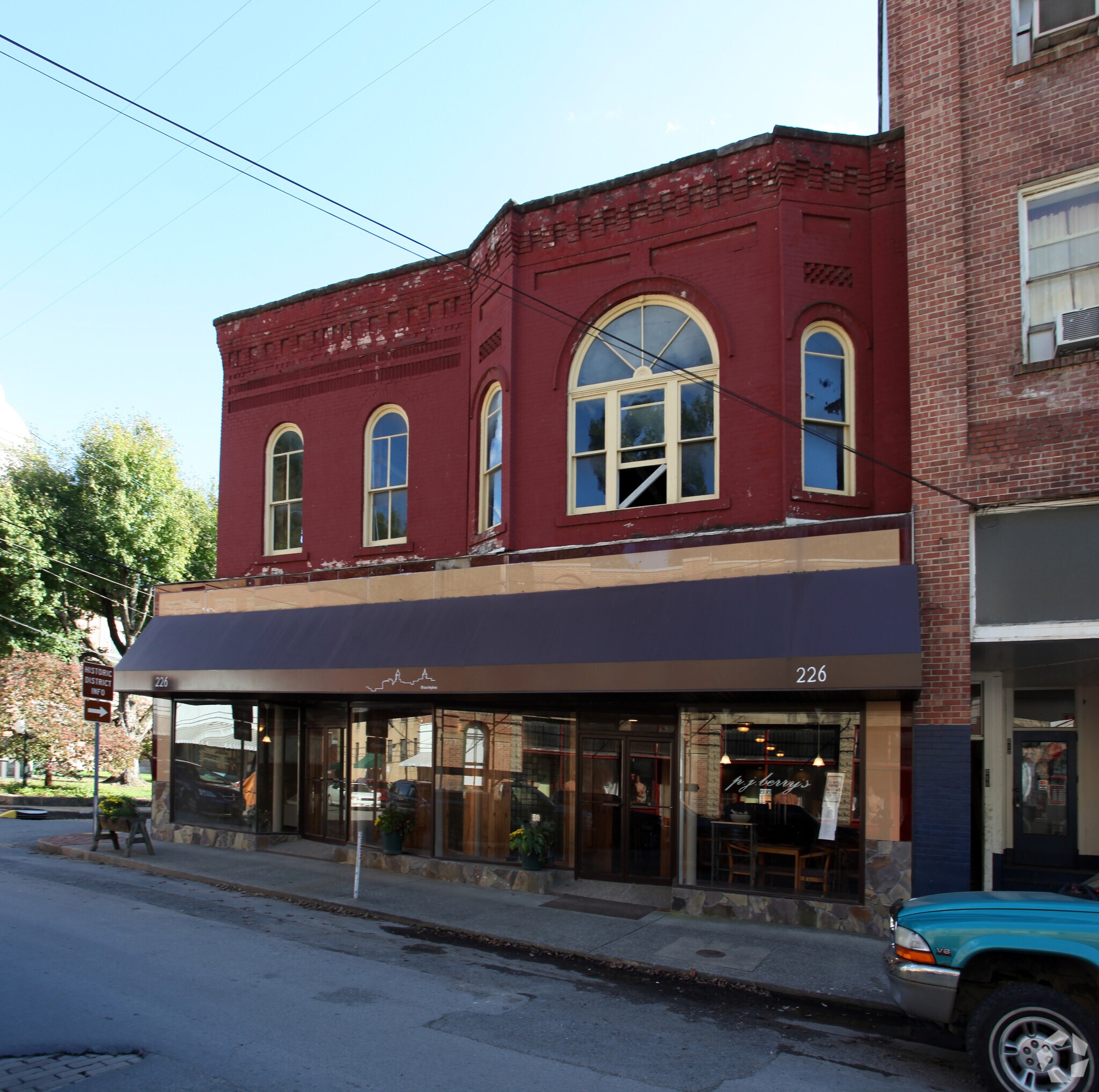 226 Main St, Sutton, WV à louer Photo du bâtiment- Image 1 de 10
