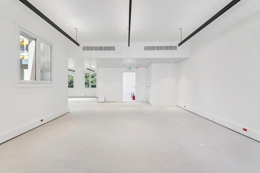 42 Rue De Bassano, Paris for lease - Interior Photo - Image 3 of 8