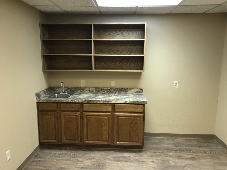 916 SW 38th St, Lawton, OK for lease - Interior Photo - Image 2 of 9