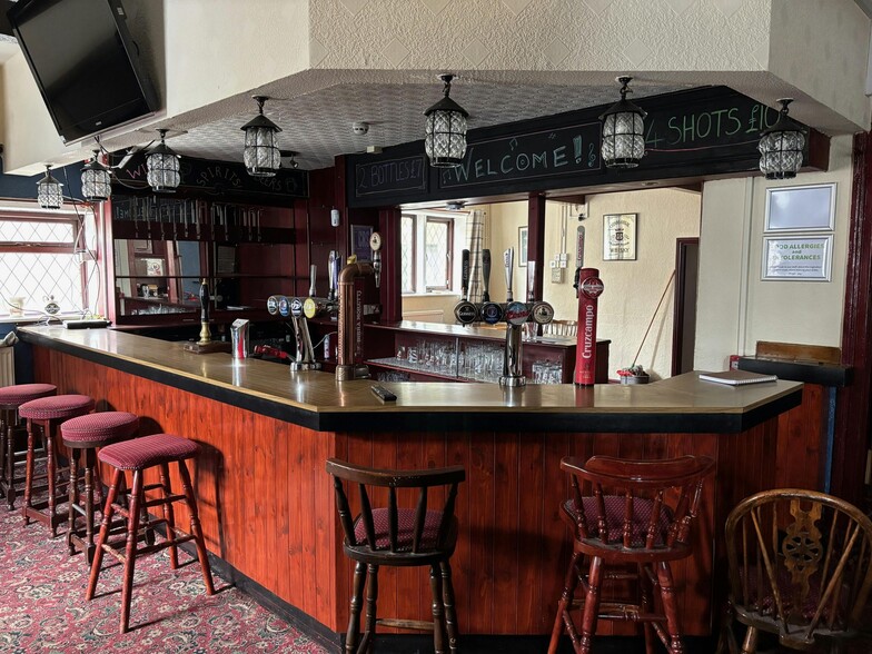 772 Rochdale Rd, Todmorden for sale - Interior Photo - Image 2 of 16