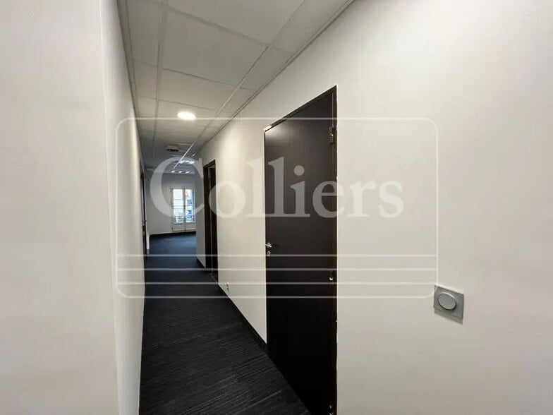 Office in Marseille for lease - Interior Photo - Image 3 of 4