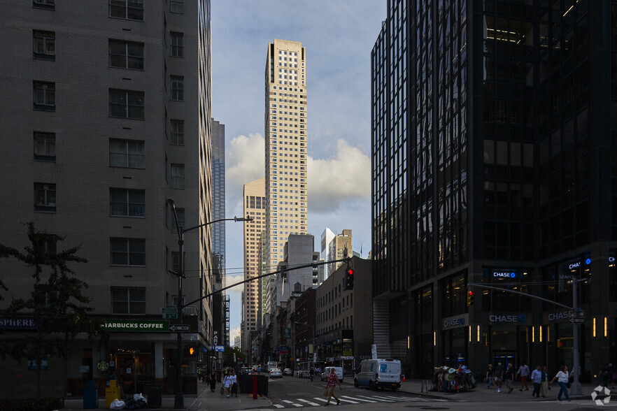 712 Fifth Ave, New York, NY à louer - Photo du bâtiment - Image 3 de 20