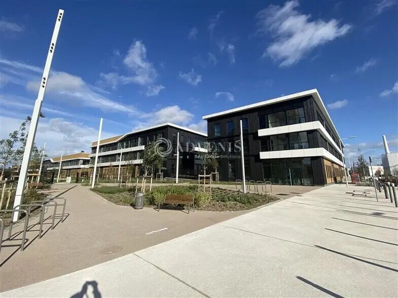 Bureau dans Nanterre à louer - Photo du bâtiment - Image 1 de 12