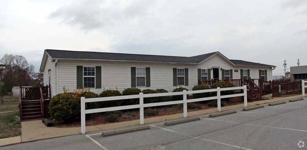 5077 Hendersonville Rd, Fletcher, NC à louer - Photo principale - Image 1 de 7