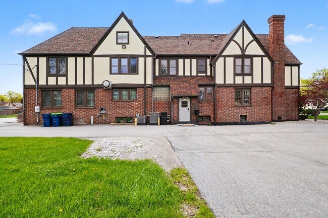 More details for 302 N Trumbull St, Bay City, MI - Hospitality for Sale