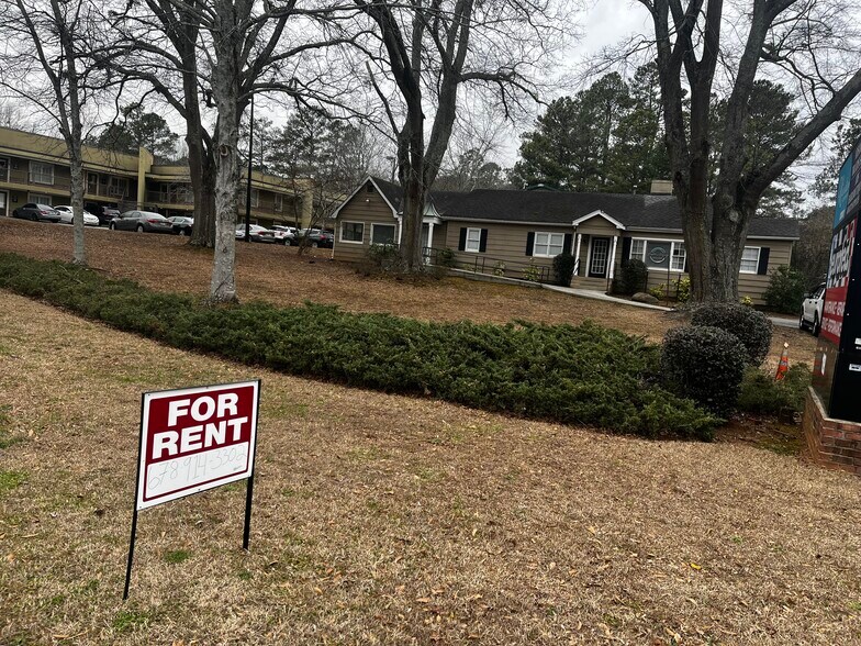 11090 Old Roswell Rd, Roswell, GA à louer - Photo du bâtiment - Image 1 de 15