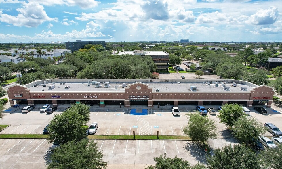 17050 Saturn Ln, Houston, TX à louer - Photo du bâtiment - Image 3 de 8