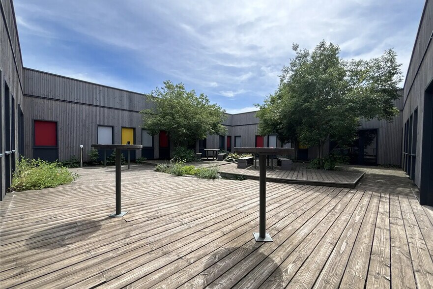 Flex dans Vénissieux à louer - Photo du bâtiment - Image 3 de 7