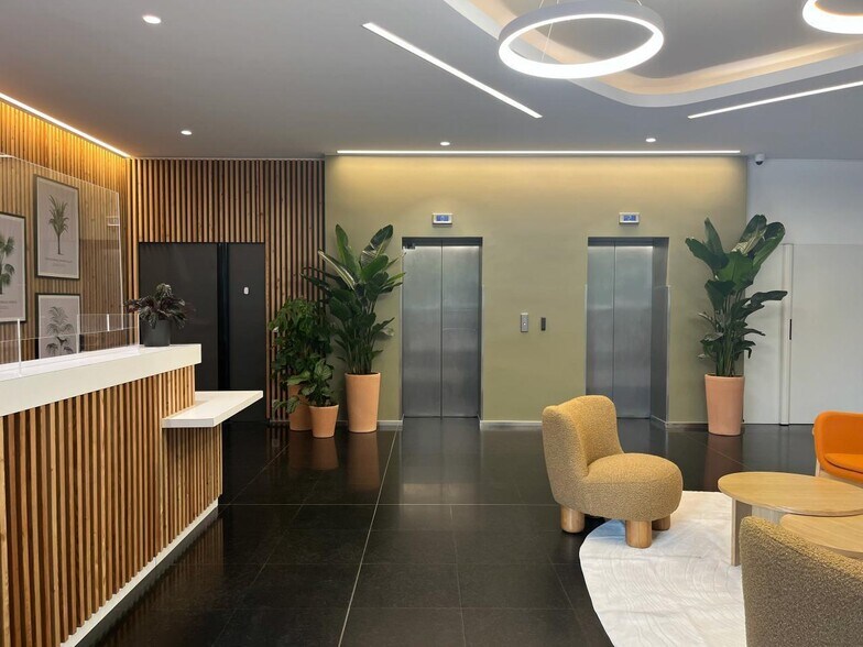 Bureau dans Suresnes à louer - Hall d’entrée - Image 2 de 3