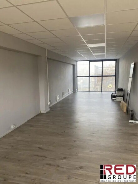 Office in Aubagne for lease - Building Photo - Image 3 of 4