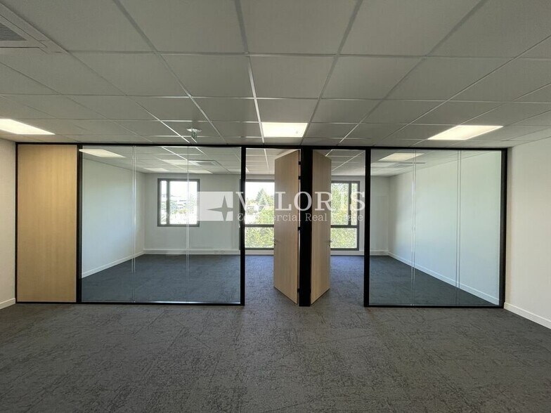 7 Rue Jean-Elysée Dupuy, Champagne-au-Mont-d'Or for lease - Interior Photo - Image 3 of 8