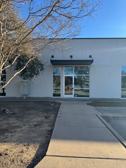 1380 River Bend Dr, Dallas, TX à vendre - Photo du bâtiment - Image 3 de 18